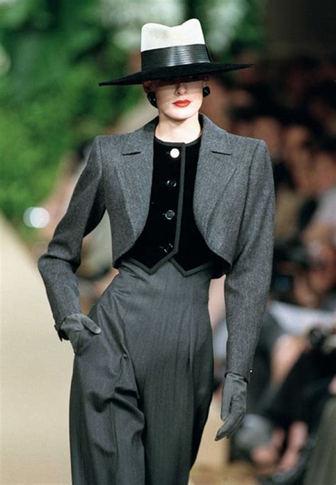 les costumes de tweed ysl|Yves Saint Laurent: the outfits that left a mark in fashion history.